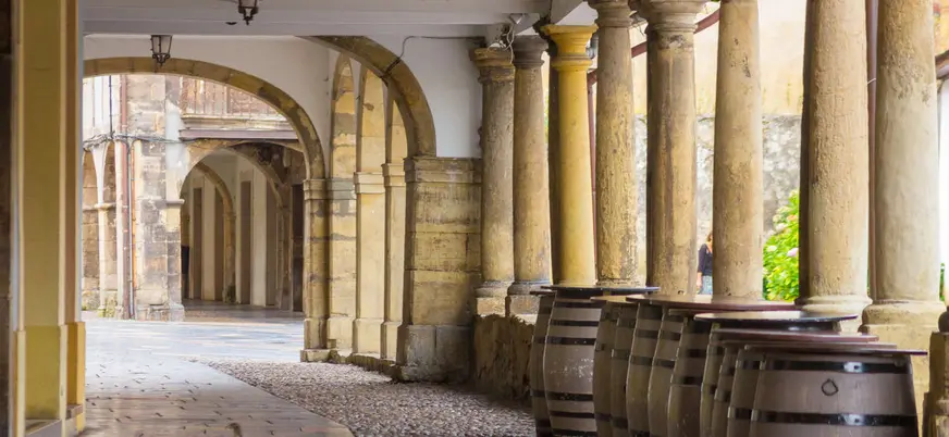 Soportales del antiguo barrio de pescadores en el casco histórico de Avilés
