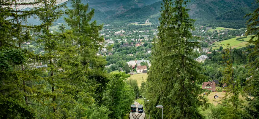Funicular subiendo al monte Gubałówka con vistas de Zakopane, Polonia