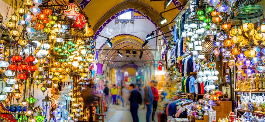 Lámparas turcas en el Gran Bazar de Estambul, Turquía