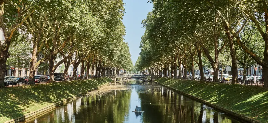 Königsallee, o calle del Rey, una de las avenidas más elegantes, famosas y señoriales de Düsseldorf.
