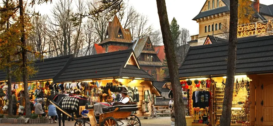Puestos tradicionales en la calle Krupówki del pueblo de Zakopane, Polonia