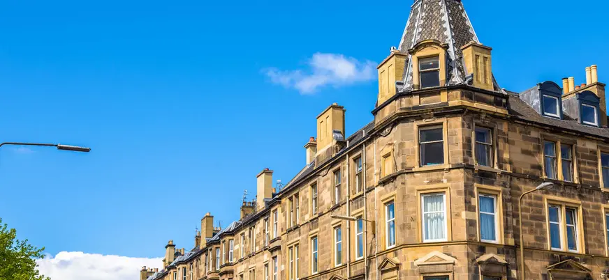 Edificios residenciales con arquitectura típica en el distrito de South Leith de Edimburgo, Escocia