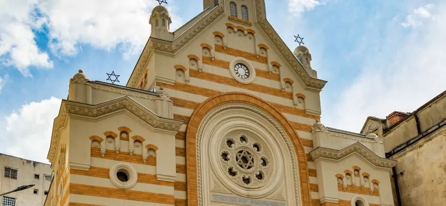 El Templo Coral es una muestra de la arquitectura judía de la época en la que se asentaron el la ciudad y fueron desarrollando el barrio.