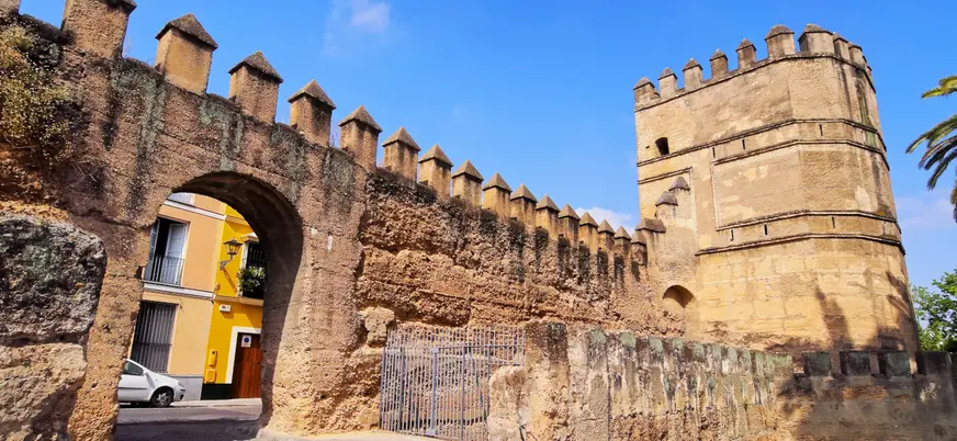 Murallas del barrio de la Macarena, con sus arcos y torres.