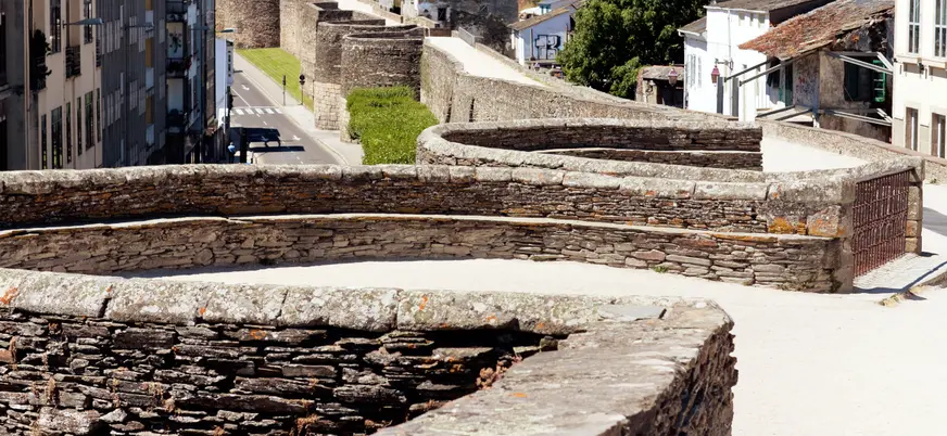 Las murallas nos marcarán el camino en este recorrido guiado, repleto de anécdotas y curiosidades.