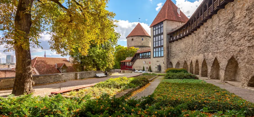 Murallas de Tallin con el parque que las custodia, parte imprescindible de cualquier visita a la ciudad.