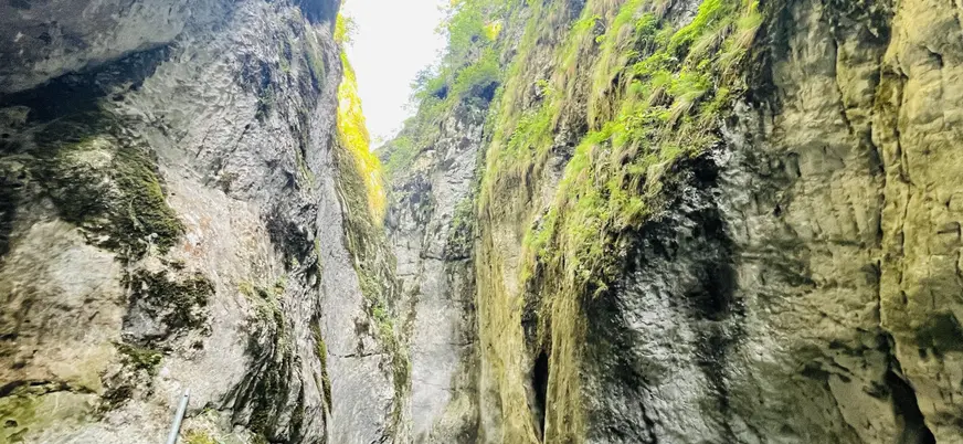 El conjunto vertical de rocas forma parte del encanto del cañón de Seven Ladders.