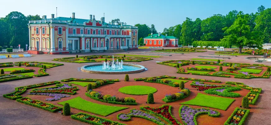 Palacio barroco con jardines florales en Tallin.