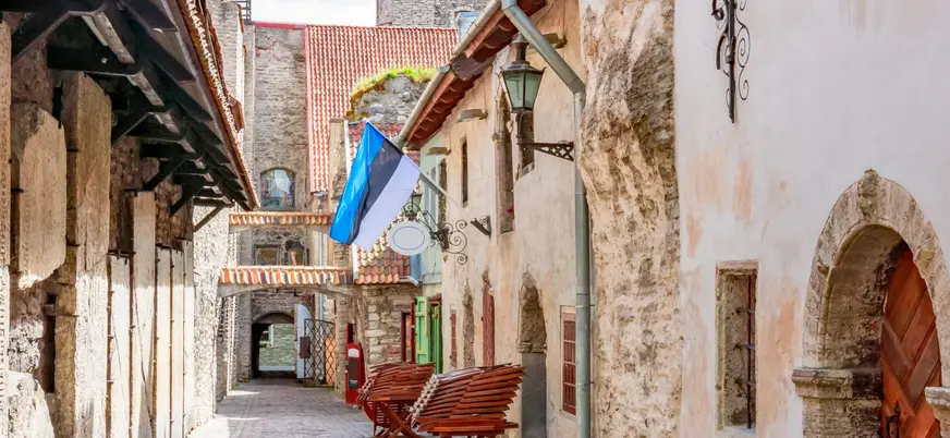 Pasaje de Santa Catalina en el centro histórico de Tallin, que podrás ver durante el tiempo libre en la ciudad.