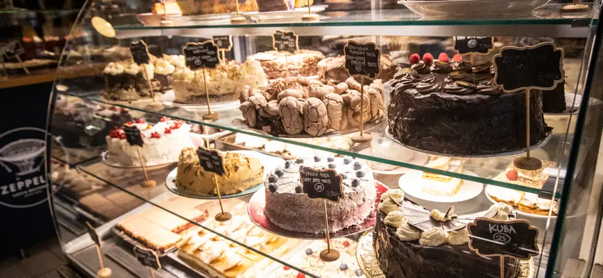 Selección de tartas y dulces eslovacos en la vitrina de la pastelería que se visita durante la ruta gastronómica.