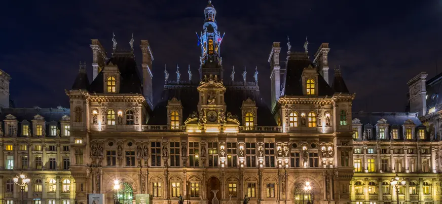 Ayuntamiento de París, situado en Place de Grève, una plaza oscura de este free tour.