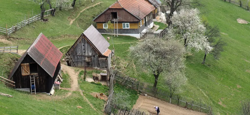 Casas en los pueblos, con los campesinos trabajando la tierra, donde conoceremos las tradiciones locales y los productos artesanales, como el queso.