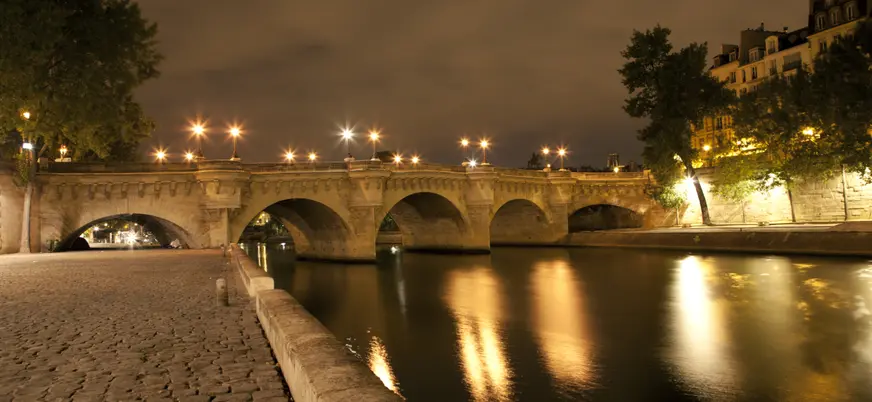 Paseo a orillas del río Sena, donde podrás escuchar las intrigas de París.