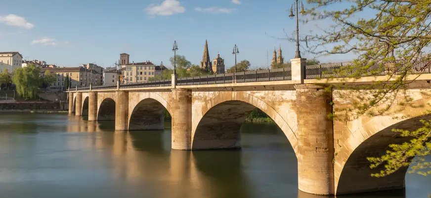 Puente de Piedra de Logroño sobre el río Ebro