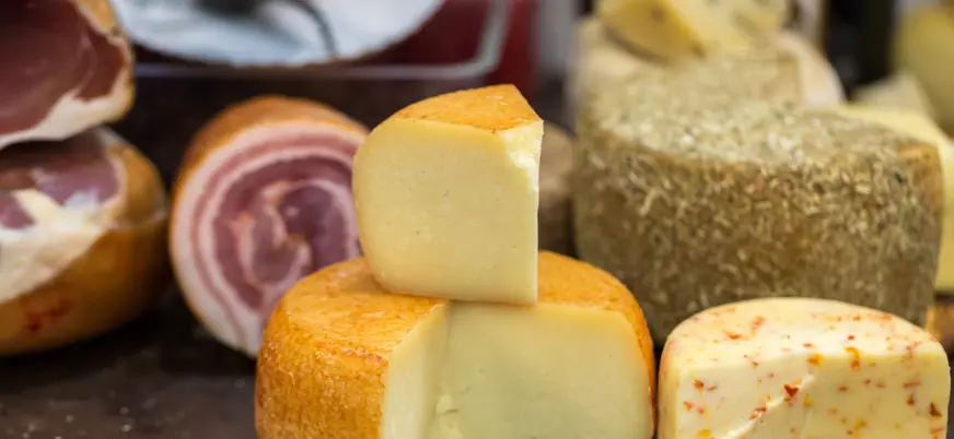 Quesos y charcutería variada incluida en la degustación de este tour.