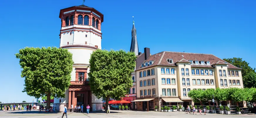 Torre del castillo junto al río, en pleno centro histórico de Düsseldorf.