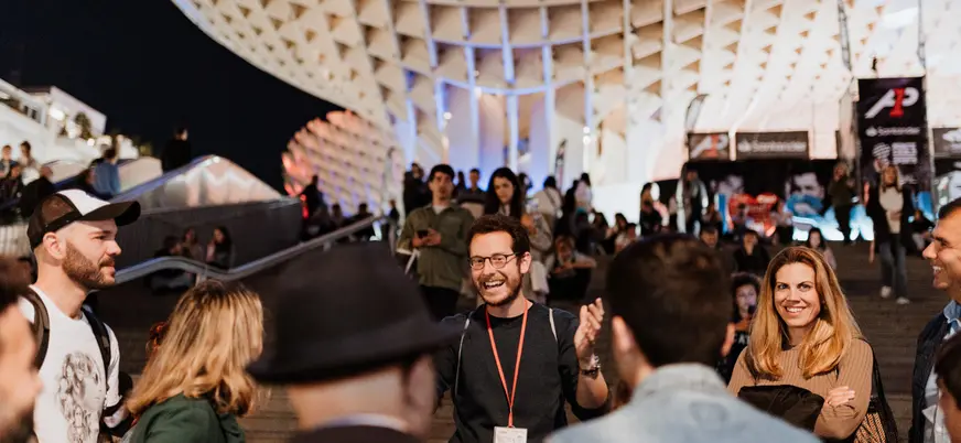 Bajo las luces de Sevilla el guía contará los secretos más impactantes.