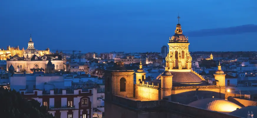 Al caer la noche, todos los secretos de Sevilla salen a la luz.