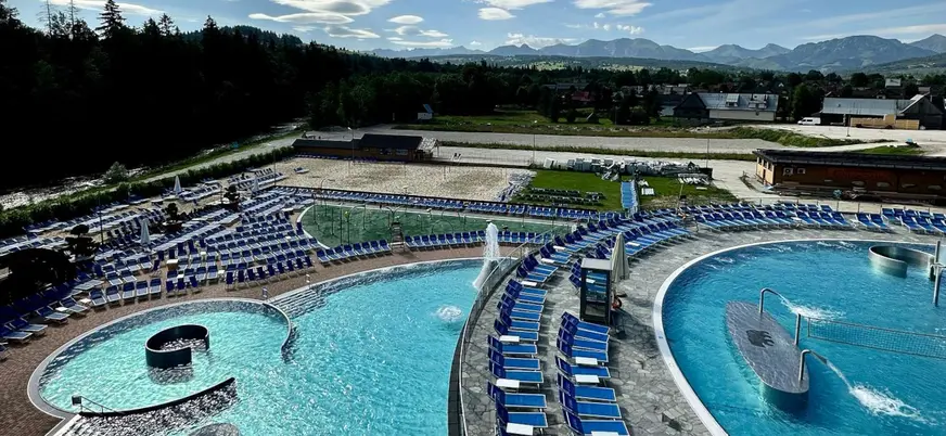Termas al aire libre con vistas a los montes Tatra en Zakopane, Polonia
