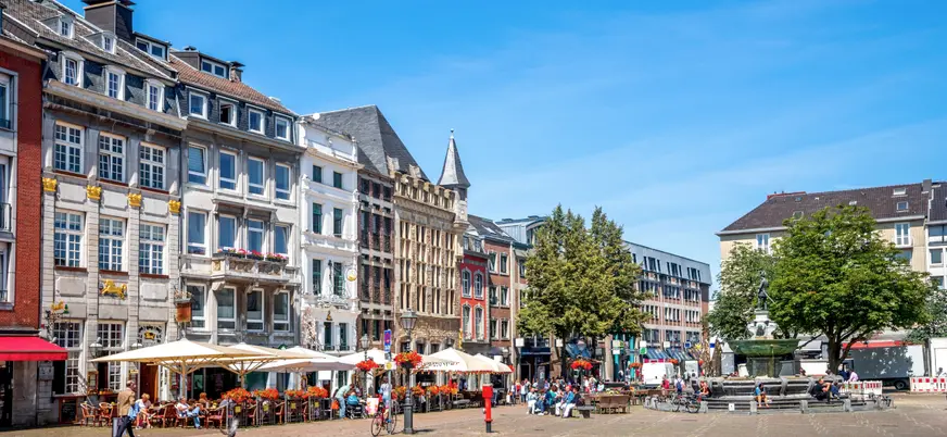 Markplatz, plaza céntrica de Aachen, con un ambiente animado que descubrirás en el tour a pie.
