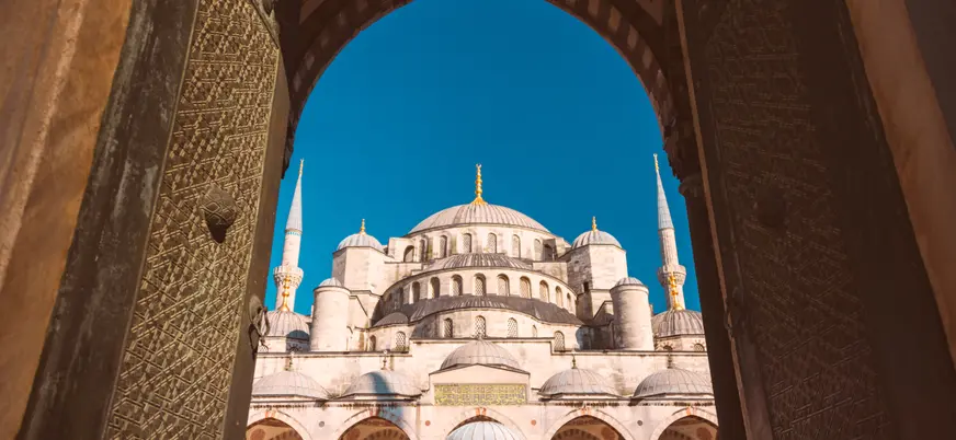 Mezquita Azul vista desde el arco en Estambul, Turquía