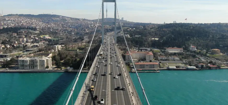 Puente del Bósforo en Estambul con tráfico y vistas del estrecho entre Europa y Asia, Turquía
