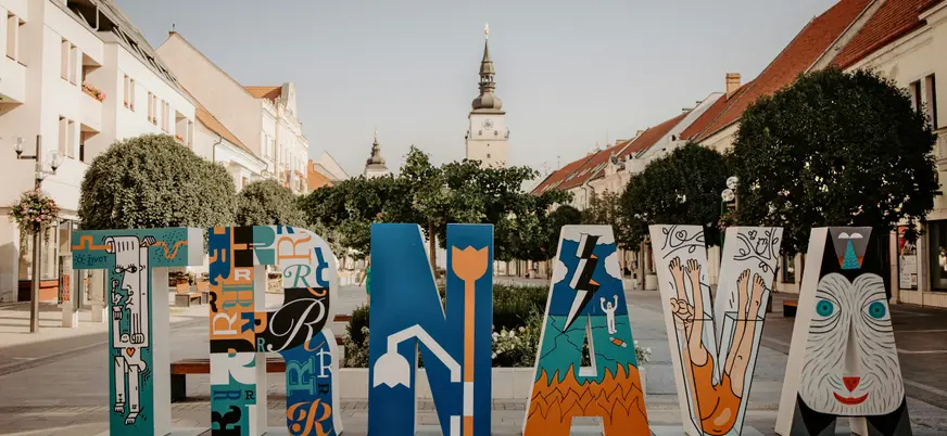 Letras de Trnava en un punto central de la ciudad que visitarás con esta excursión.