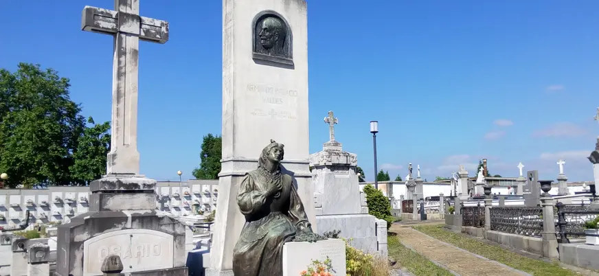 Tumbas históricas del cementerio de La Carriona en Avilés, Asturias