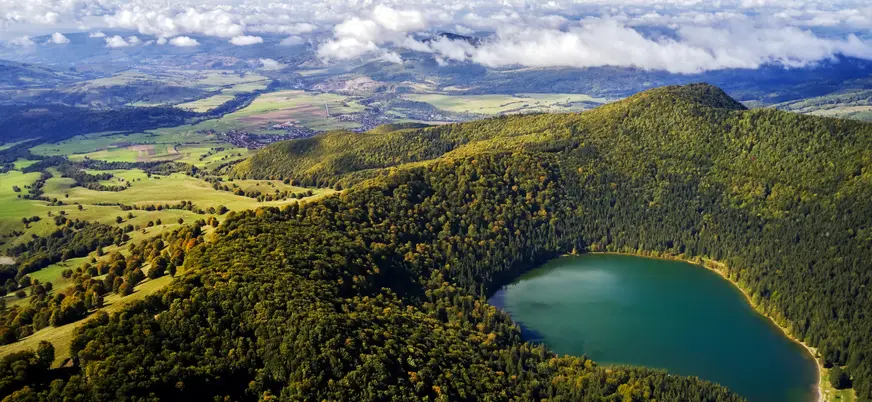 El contrates de colores que rodea este cuerpo de agua deja unas postales de ensuseño.