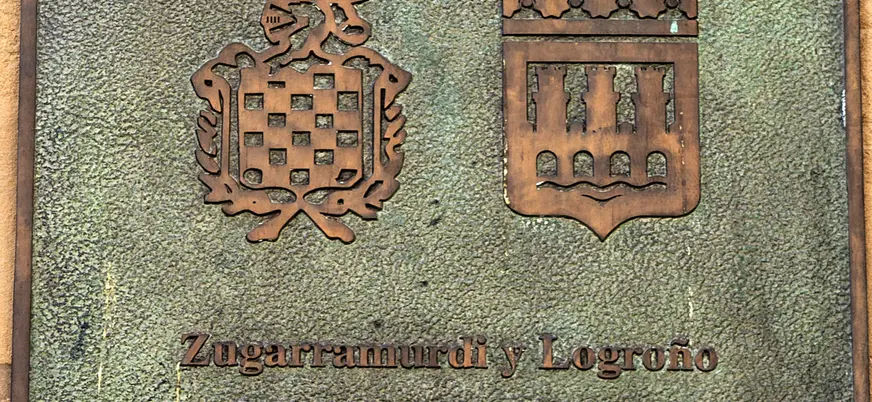 Logroño y Zaramundi comparten muchas historias de brujería como indica esta placa, símbolo de unión entre las dos ciudades.