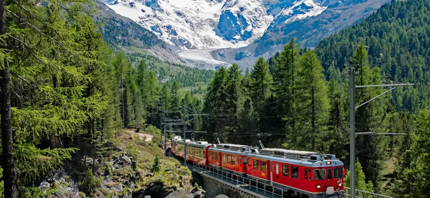 Viaje por los Alpes Suizos a bordo del Bernina Express, catalogado Patrimonio de la Humanidad.