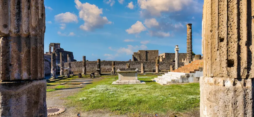 Vistas de los restos de la ciudad de Pompeya enterrada por la erupción del Vesubio.