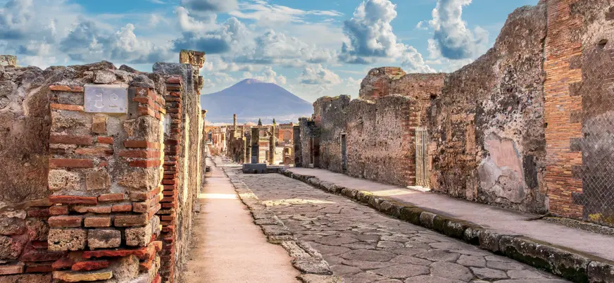 Caminaremos entre las antiguas ruinas de la ciudad Pompeya junto al guía.
