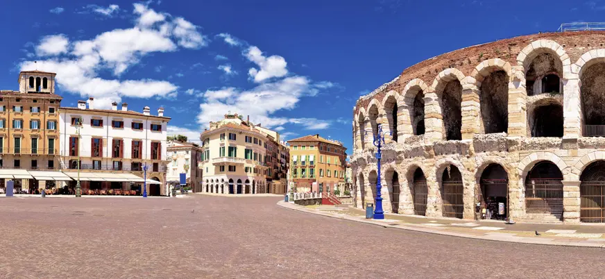 Puertas de acceso al Arena de Verona, lugar en el que comenzará la visita guiada.
