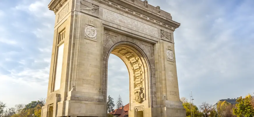 El arco de la Avenida de la Victoria es un símbolo de Bucarest.