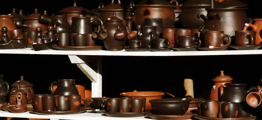 Alfarería tradicional de Pomaire, un pueblo de artesanos destacado por su arte en la greda.