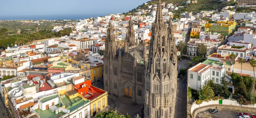 Arucas, con la basílica neogótico que data del siglo XV.
