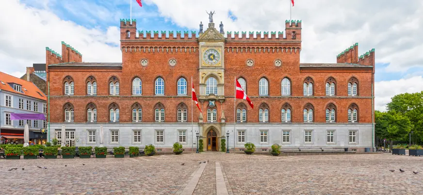 Ayuntamiento de Odense y explanada en su plaza.