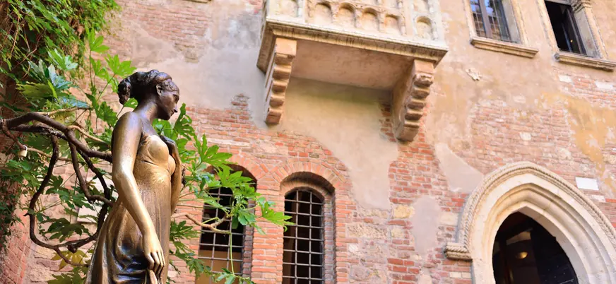 El emblemático balcón de Julieta te transportará a la época de Shakespeare.