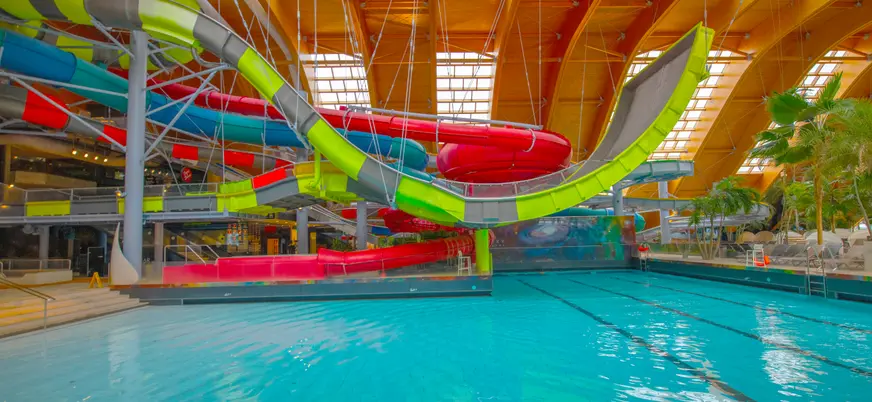 Zona infantil con toboganes en Therme Bucuresti, un centro ideal para ir de excursión con niños desde Bucarest.