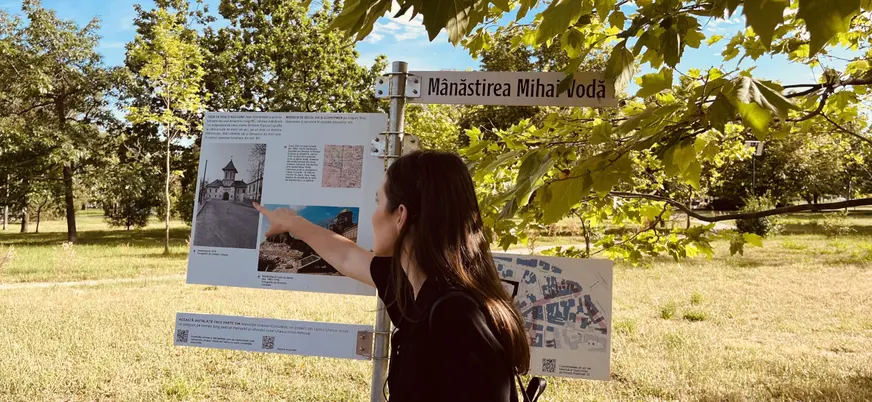 Guía explica detalles sobre la época del comunismo en Bucarest.