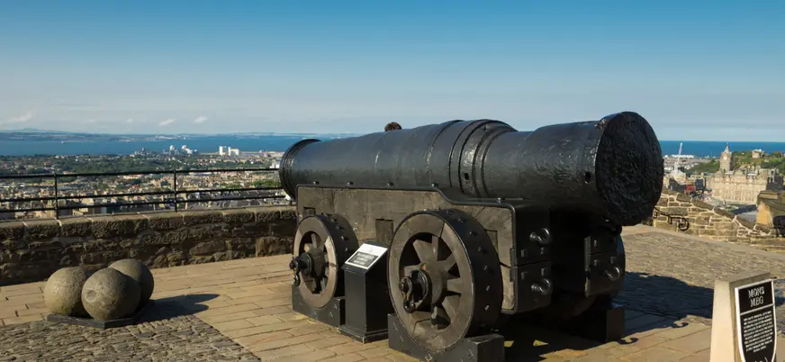 Cañón histórico en la zona exterior del Castillo de Edimburgo