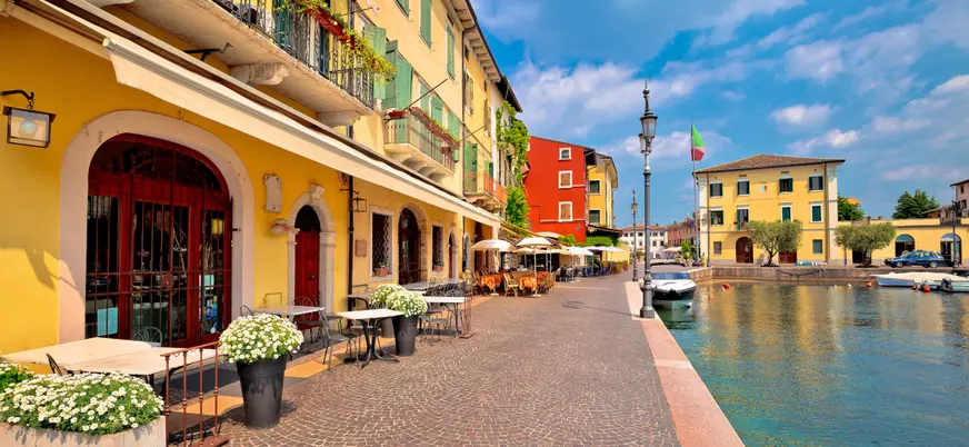 Coloridas calles en la ciudad de Lazise, una de las paradas de esta excursión a Sirmione y el Lago Garda desde Verona.
