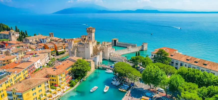 Vista aérea de Sirmione, donde te pasearás por el  Lago Garda.