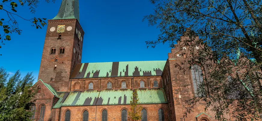 Catedral de Aarhus, en un día soleado.