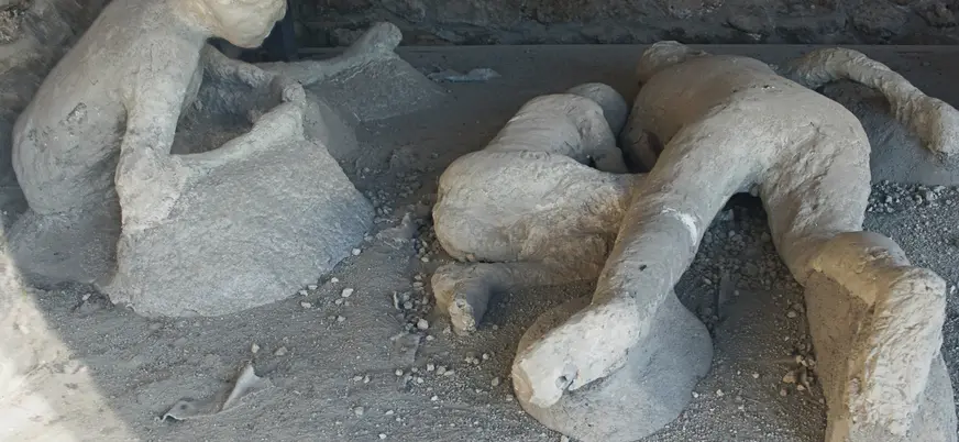 Cuerpos enterrados bajo las cenizas tras la tragedia de la ciudad.