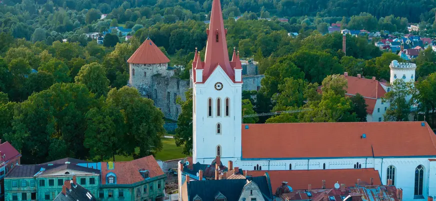 En el centro histórico se alza majestuosa la iglesia más icónica de Cesis.