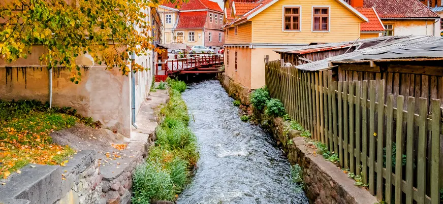 Es tour a pie por Kuldiga se centra en el centro histórico.