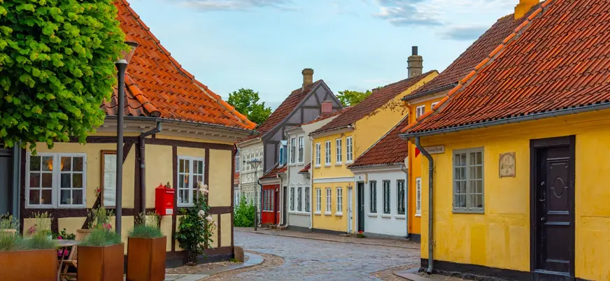Casas coloridas en el centro histórico de Odense, con arquitectura típica danesa.