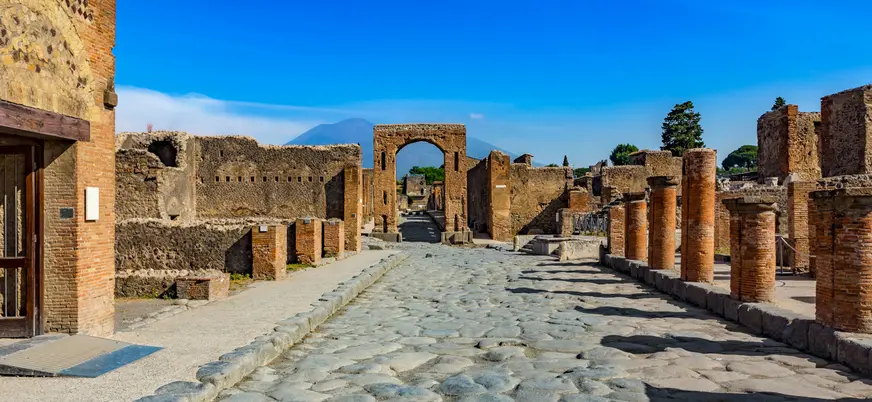 La ciudad romana de Pompeya esconde una historia que todavía sigue conmoviendo a día de hoy.